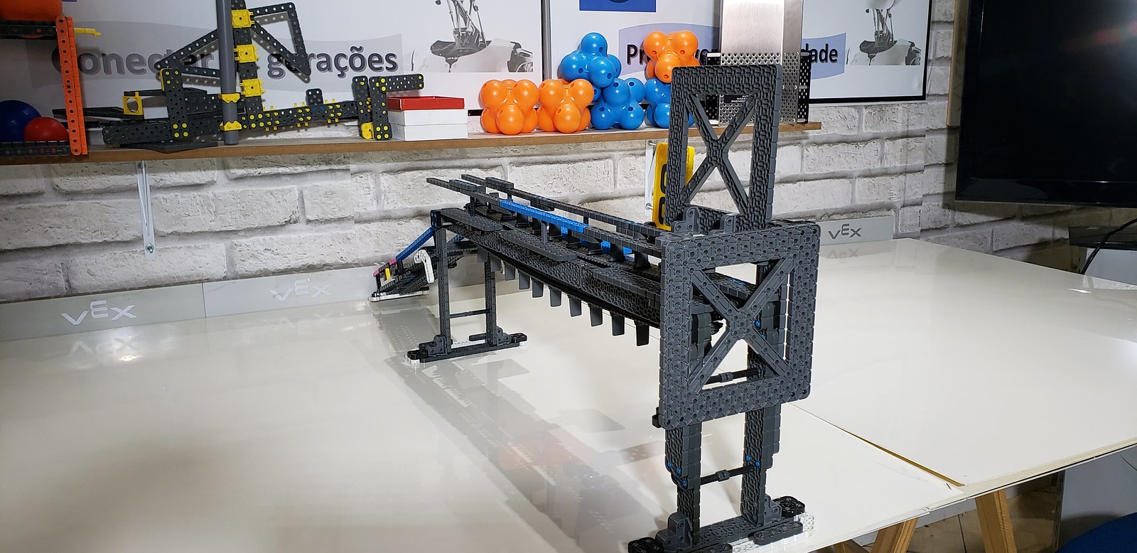 E5 - Integrated Machine - Conveyor Belt VEX IQ Robotics - VEX IQ Robot